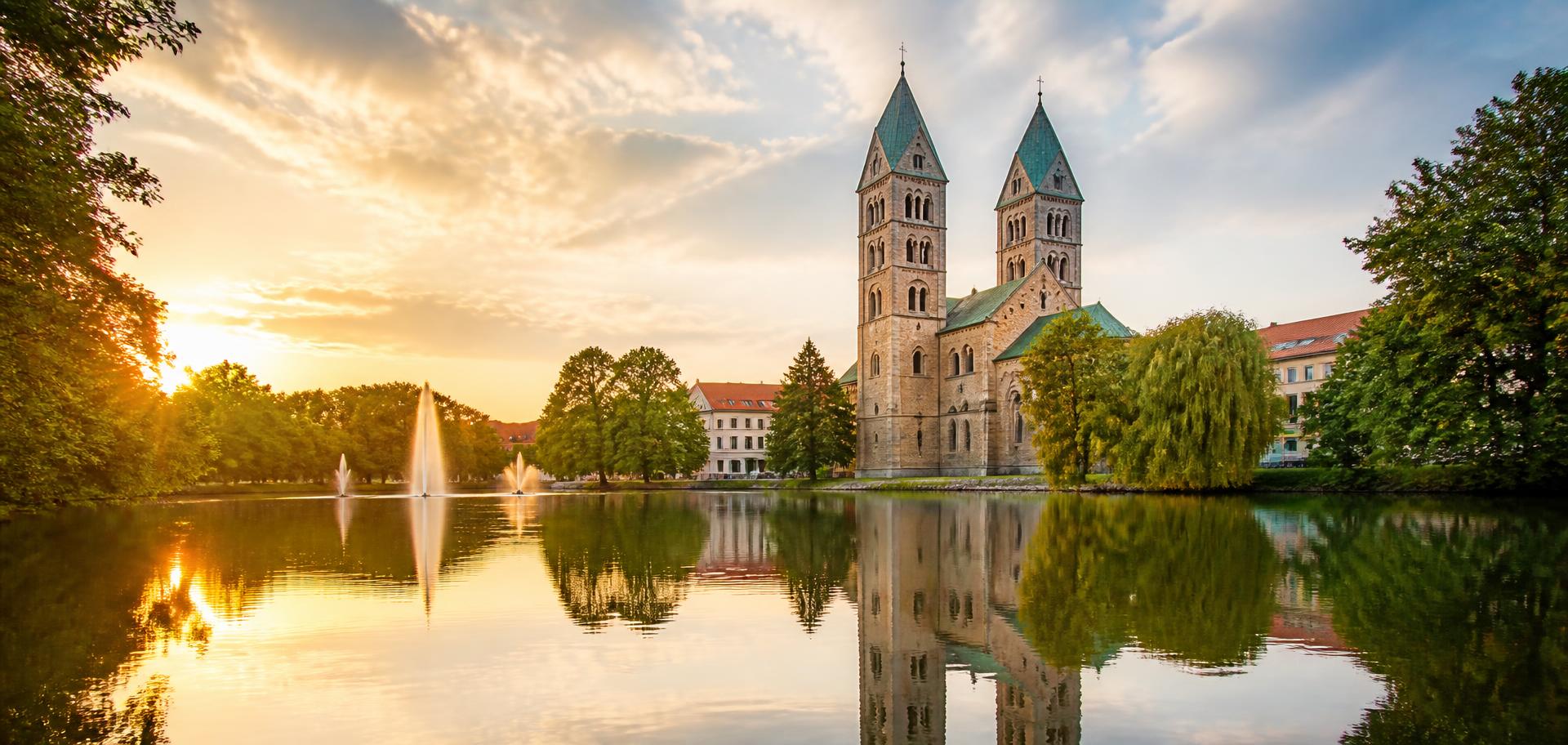 Paderborn – Padersee mit historischer Kirche